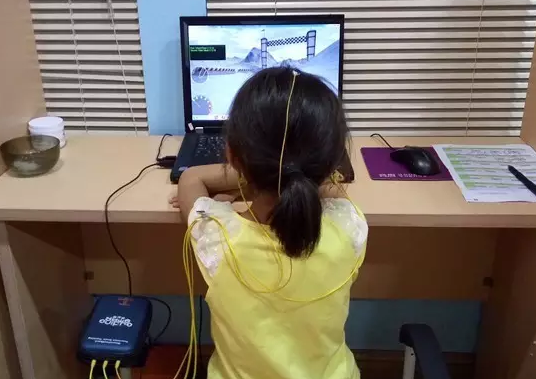 小孩上课期间做小动作 怎么来矫正